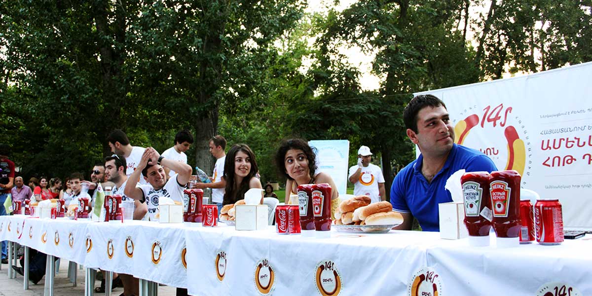 THE LONGEST HOT DOG IN ARMENIA